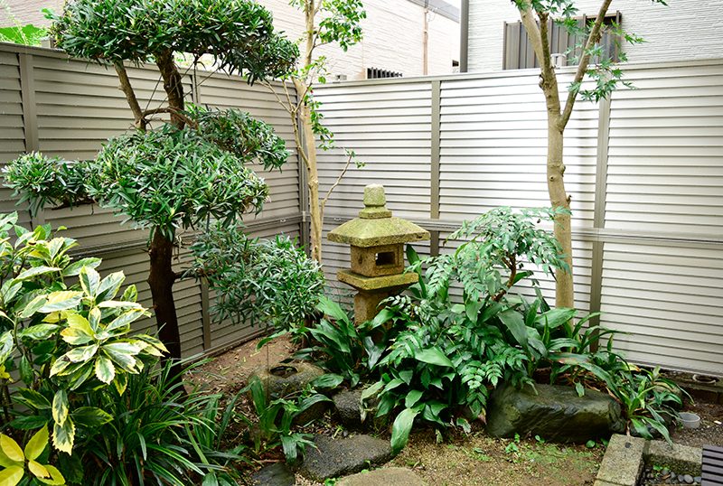 和風のお庭と調和性の高い目隠しフェンス ブロック マイスターの施工事例