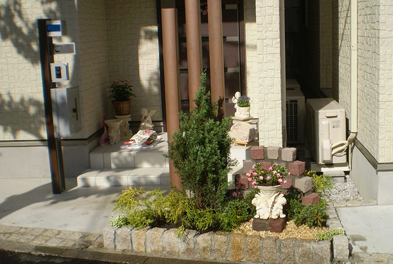玄関周りを飾るオシャレな花壇 ブロック マイスターの施工事例